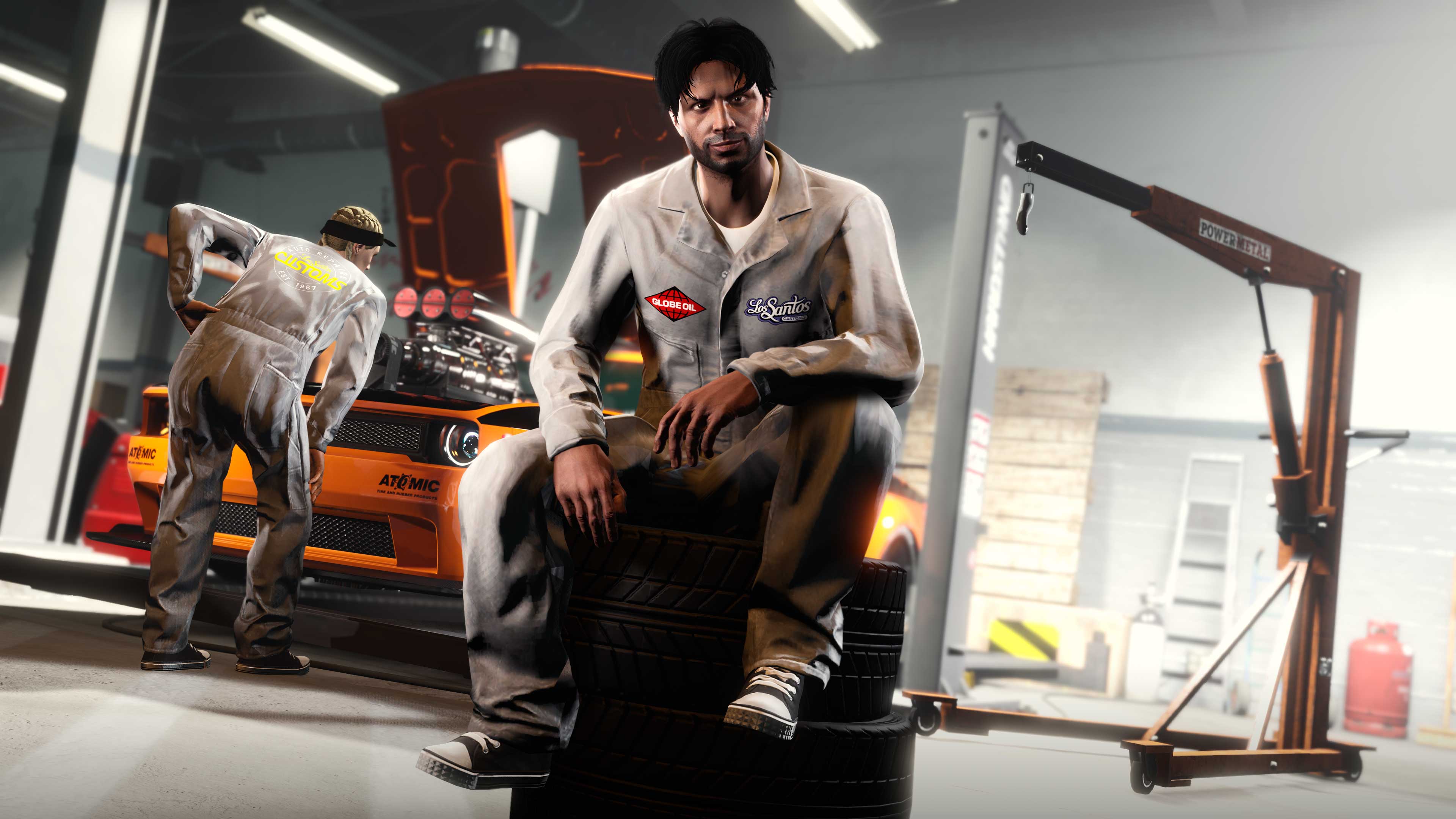 A GTA Online character wearing the grey LS Customs Coveralls.